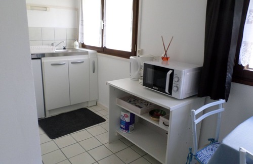 Crepy-en-Valois Apartment | Relax at Studio Fleuri with Spa and Hot Tub Amenities