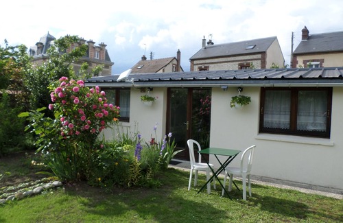 Crepy-en-Valois Apartment | Relax at Studio Fleuri with Spa and Hot Tub Amenities