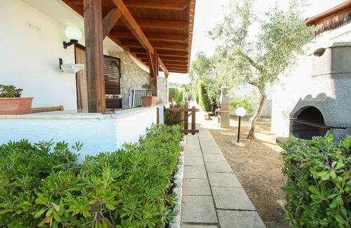 Montincello Apartment | Cozy Studio for Two, Steps from the Sea with Pool Access