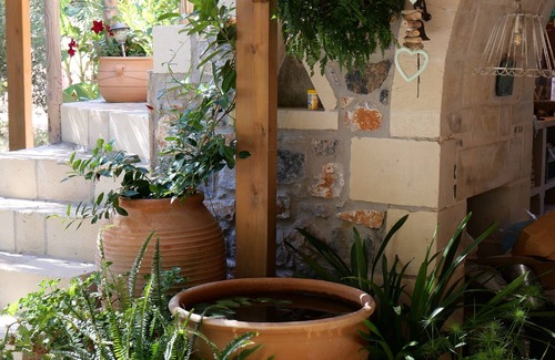 Kefalas Apartment | Romantic Studio for Couples in Scenic Kefalas - 10/10 Rating