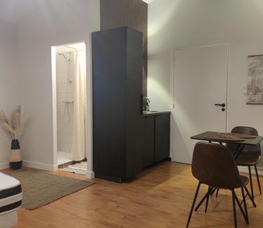 Frossay Apartment | Stylish Studio with 8.9/10 Review Score Awaits You