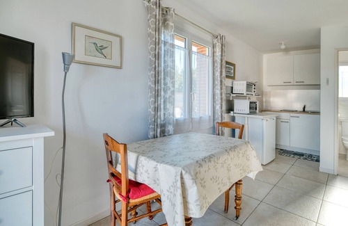 La Salvetat-Saint-Gilles Apartment | Studio 'Gîte Le Colibri' with Private Terrace, Private Garden and Wi-Fi