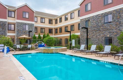 Independence Apartment | Studio Getaway: Enjoy Free Breakfast & Relaxing Pool Access