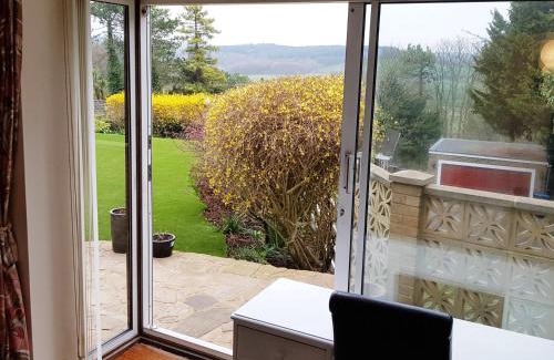 Warlingham Apartment | Budget-Friendly Studio Garden Flat with Great Guest Reviews
