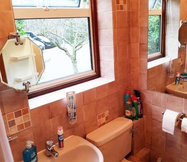 Warlingham Apartment | Budget-Friendly Studio Garden Flat with Great Guest Reviews