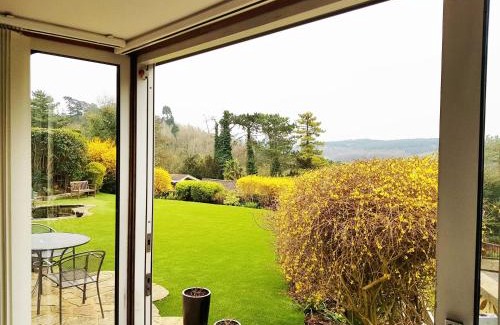 Warlingham Apartment | Budget-Friendly Studio Garden Flat with Great Guest Reviews