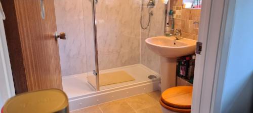 Warlingham Apartment | Budget-Friendly Studio Garden Flat with Great Guest Reviews