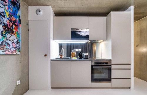 Carmes Apartment | Inviting Studio with Garden View & Family-Friendly Amenities