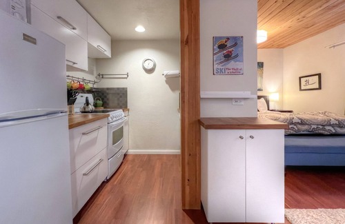 Crested Butte Condo | Cozy Studio Getaway Steps from the Slopes with Breakfast