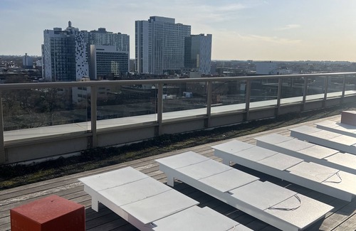 Queens Apartment | Inviting Studio Getaway with Pool and Breakfast Included