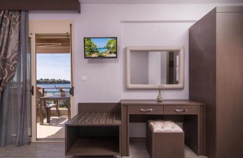 Toroni Apartment | Oceanfront Studio Giannis - Family Friendly Getaway