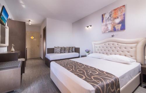 Toroni Apartment | Oceanfront Studio Giannis - Family Friendly Getaway