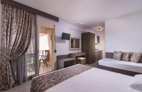 Toroni Apartment | Oceanfront Studio Giannis - Family Friendly Getaway