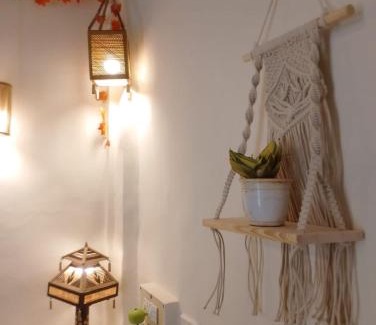 Khar Apartment | Inviting Khar Studio: Family-Friendly Ground Floor Retreat