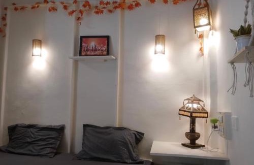 Khar Apartment | Inviting Khar Studio: Family-Friendly Ground Floor Retreat