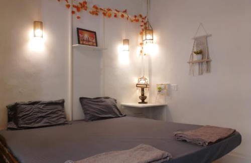 Khar Apartment | Inviting Khar Studio: Family-Friendly Ground Floor Retreat