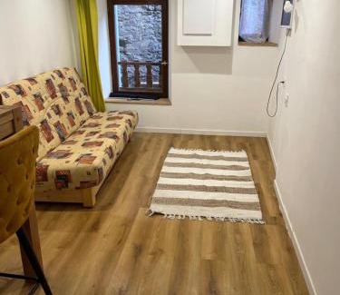 Guillestre Apartment | Cozy Studio Guillestre: Family & Pet-Friendly Retreat