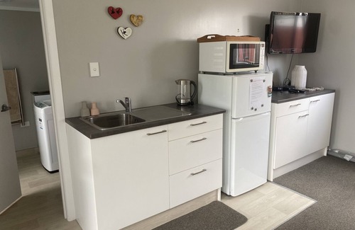 Raglan Apartment | Ideally Located Studio with Ocean View and Spa Amenities