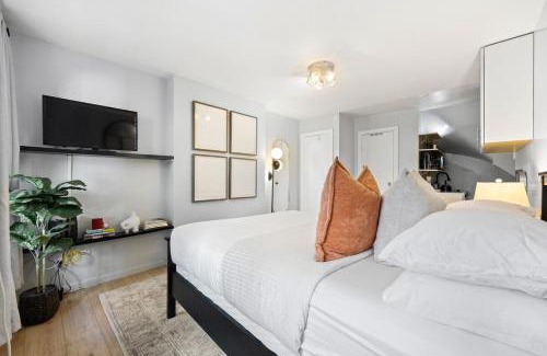 Midtown West Apartment | Cozy Studio Haven in Times Square with Pet-Friendly Perks