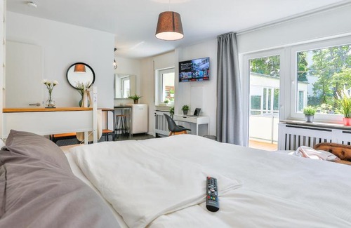Karlsruhe City Centre Apartment | Tranquil Studio HIRSCH56 with Terrace & Netflix – 9.1/10