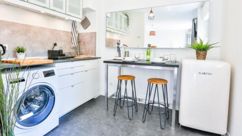Karlsruhe City Centre Apartment | Tranquil Studio HIRSCH56 with Terrace & Netflix – 9.1/10