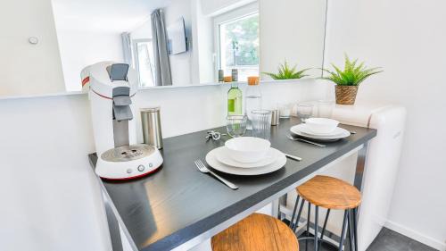 Karlsruhe City Centre Apartment | Tranquil Studio HIRSCH56 with Terrace & Netflix – 9.1/10