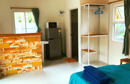 Thong Krut Apartment | Relaxing Studio House with Private Area by Taling Ngam Beach