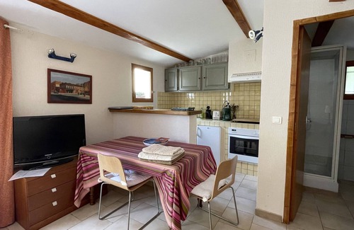 Cabrieres-d'Avignon Apartment | Memorable Studio Retreat with Pool & Breakfast Included