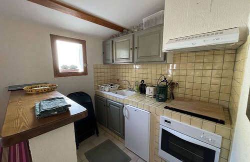 Cabrieres-d'Avignon Apartment | Memorable Studio Retreat with Pool & Breakfast Included