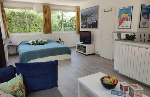 Biot Apartment | Idyllic Studio Retreat with Pool in Greenery - 4 Stars