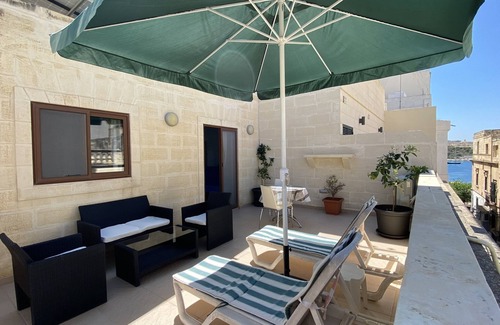Sliema Apartment | Enchanting Studio in a Characterful House with Breakfast