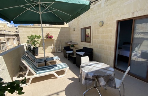 Sliema Apartment | Enchanting Studio in a Characterful House with Breakfast