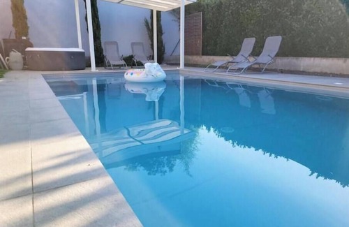 Jonage Apartment | Studio in a house with swimming pool.
