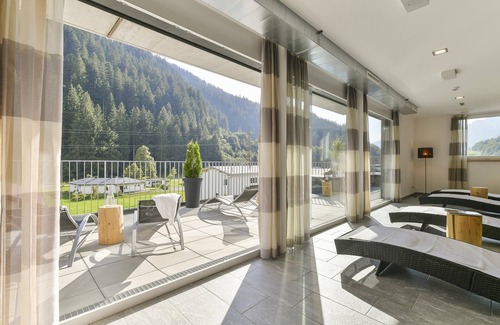 Klosterle Apartment | Cozy Studio in Alpine Lodge Arlberg with Pet-Friendly Perks