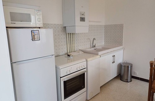 Balaruc-les-Bains Apartment | Cozy Studio Flat in Balaruc-les-Bains for Two Guests