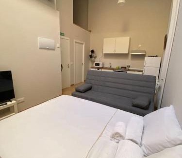 Guindalera Apartment | Cozy Studio in Vibrant Barrio Salamanca, Child-Friendly Stay