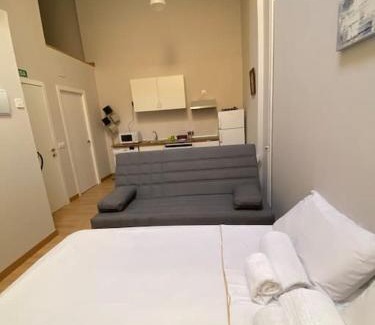 Guindalera Apartment | Cozy Studio in Vibrant Barrio Salamanca, Child-Friendly Stay