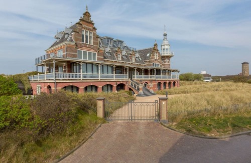 Domburg House | Cozy Holiday Home in the Heart of Seaside Resort