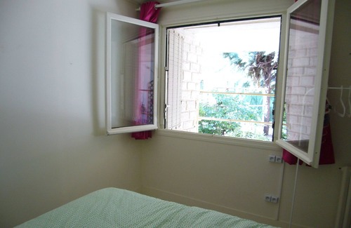 La Garde Apartment | Inviting Studio with Pool and Garden, Steps from the Sea