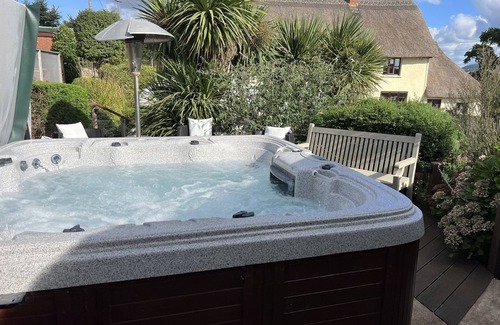 East Budleigh Apartment | Idyllic Countryside Studio with Hot Tub near the Beach