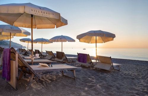 Mazzeo Apartment | Oceanfront Studio in Villa Oasis Residence, Taormina