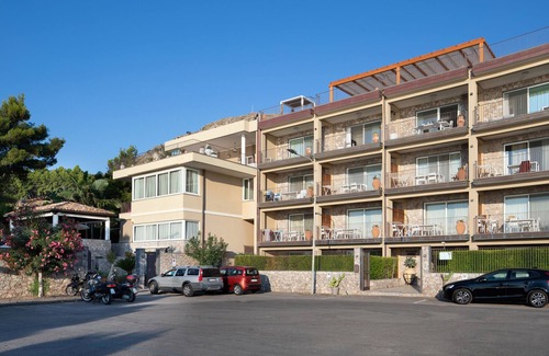 Mazzeo Apartment | Oceanfront Studio in Villa Oasis Residence, Taormina