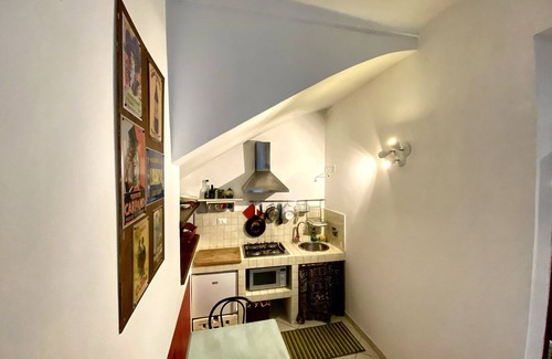 Roman Quarter Apartment | Cozy Studio in Vintage House Near Downtown Attractions