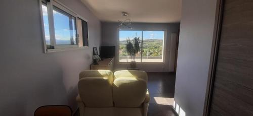 Civrieux-d'Azergues Apartment | Independently Yours: Oceanfront Studio with Breathtaking Views