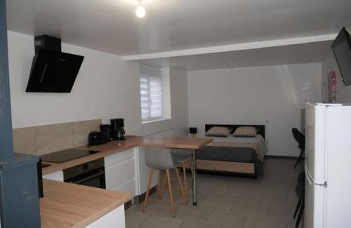 La Roche-sur-Yon Apartment | Serene Studio Retreat in a Peaceful Setting, Rated 9.4/10