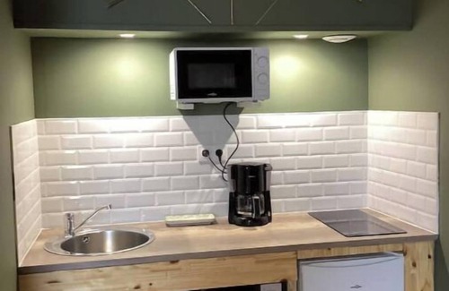 La Reole Apartment | Independent Studio with Terrace: Family-Friendly Getaway