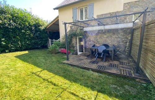 Le Lorey Apartment | Cozy Studio with Private Garden, Rated 8.9/10 by Guests