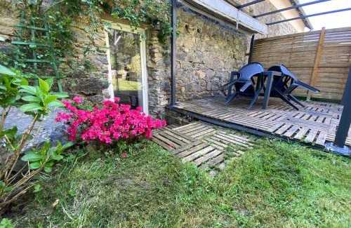 Le Lorey Apartment | Cozy Studio with Private Garden, Rated 8.9/10 by Guests