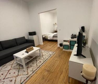 Laken Apartment | Cozy Studio with WiFi - Guest Rated 9.3/10