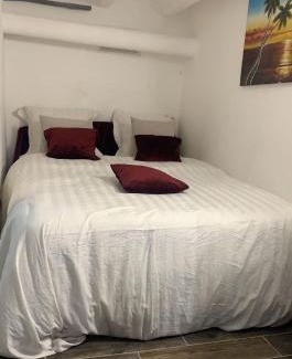 Mantes-la-Ville House | Convenient Studio Near Paris: A Budget-Friendly Retreat